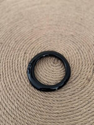 detalle de la forma de la pulsera nacar estrecha negra