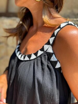 detalle de los abalorios en el vestido ibiza de color negro