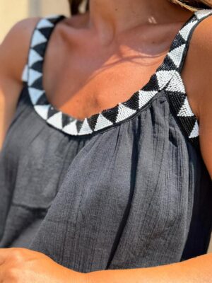 detalle del pecho en el vestido ibiza edicion negro