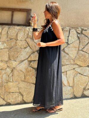 modelo posando con el vestido ibiza de color negro