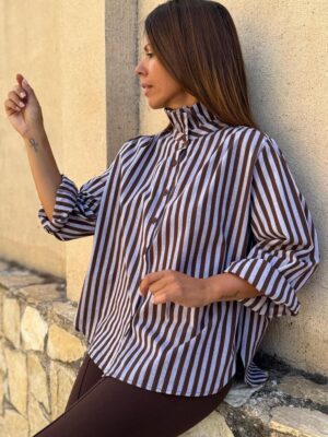 modelo posando con la camisa alma marron chocolate