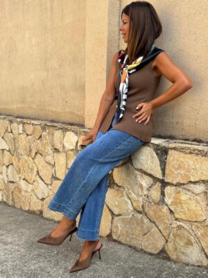 modelo posando con el chaleco charlotte cafe