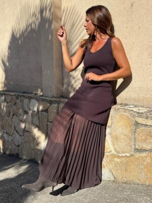 modelo posando con el vestido lucca marron